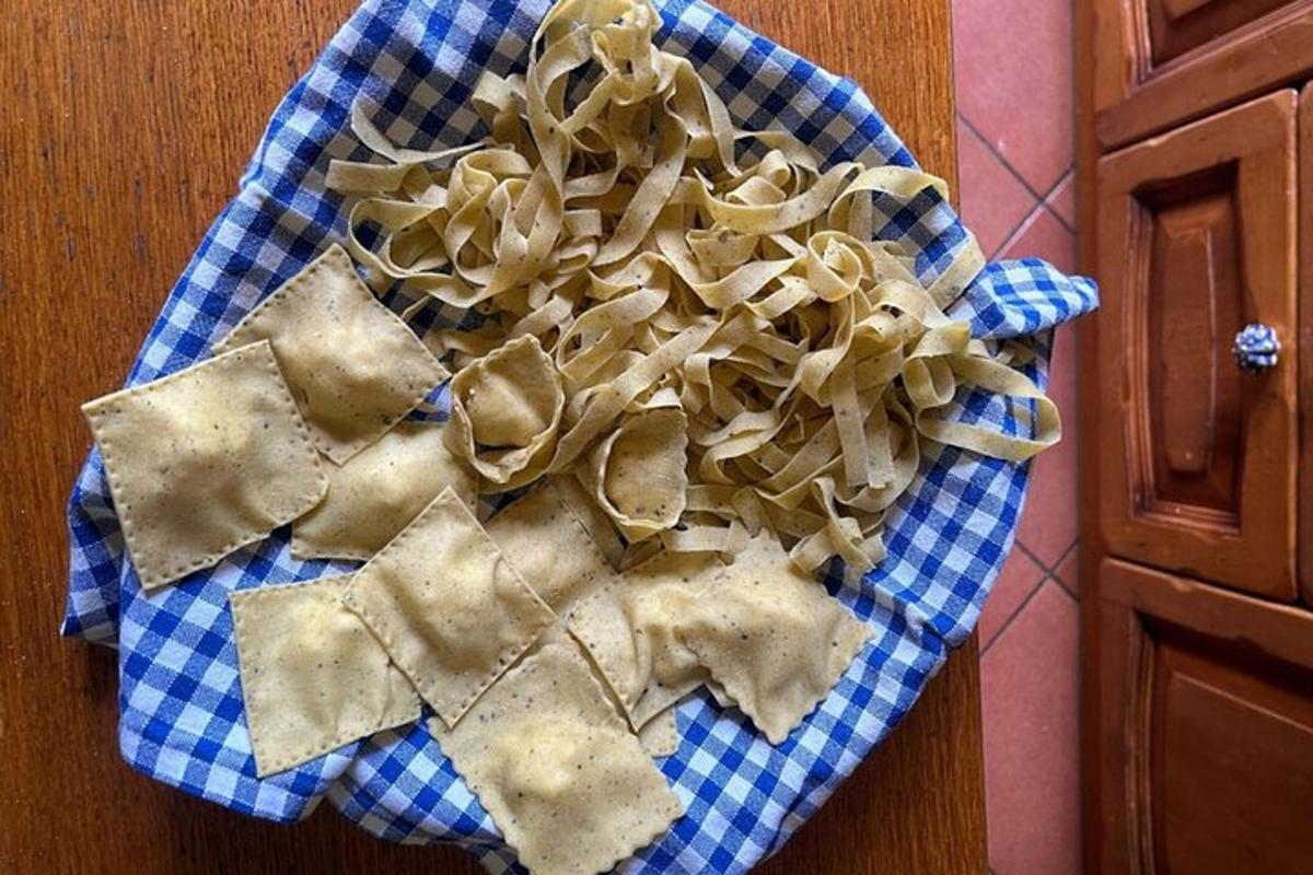 hrúga af wonton-brauði á bláum og hvítum klút
