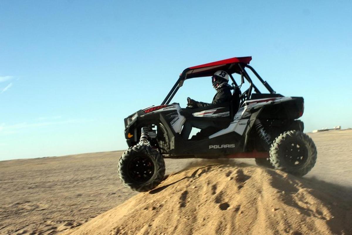 egy személy, aki ATV-t vezet a sivatagban