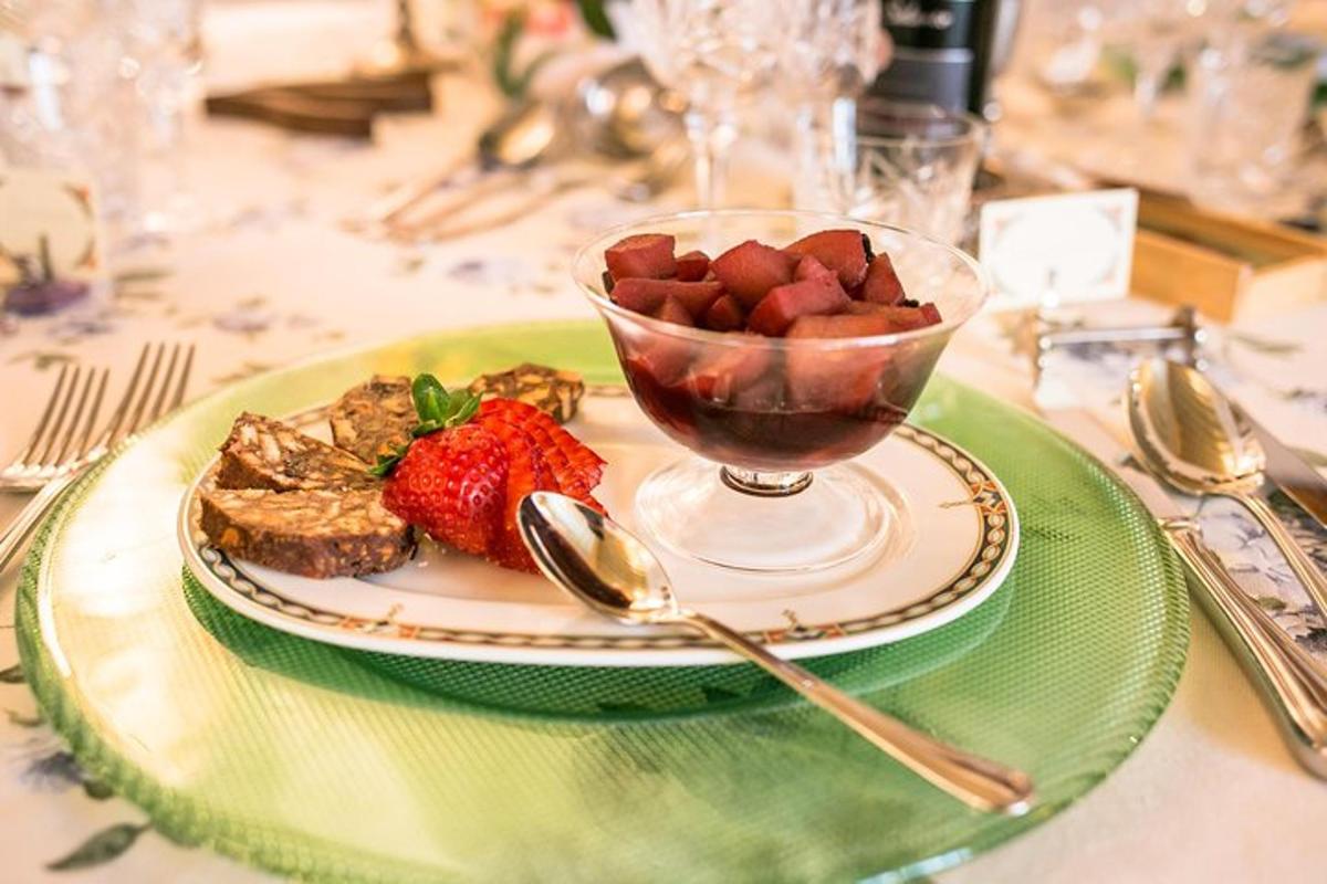 um prato de comida com uma tigela de morangos e torradas