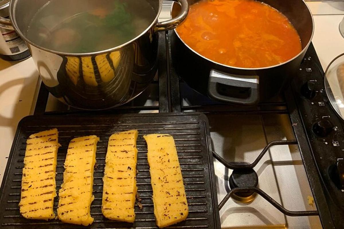 grill með mat og súpu