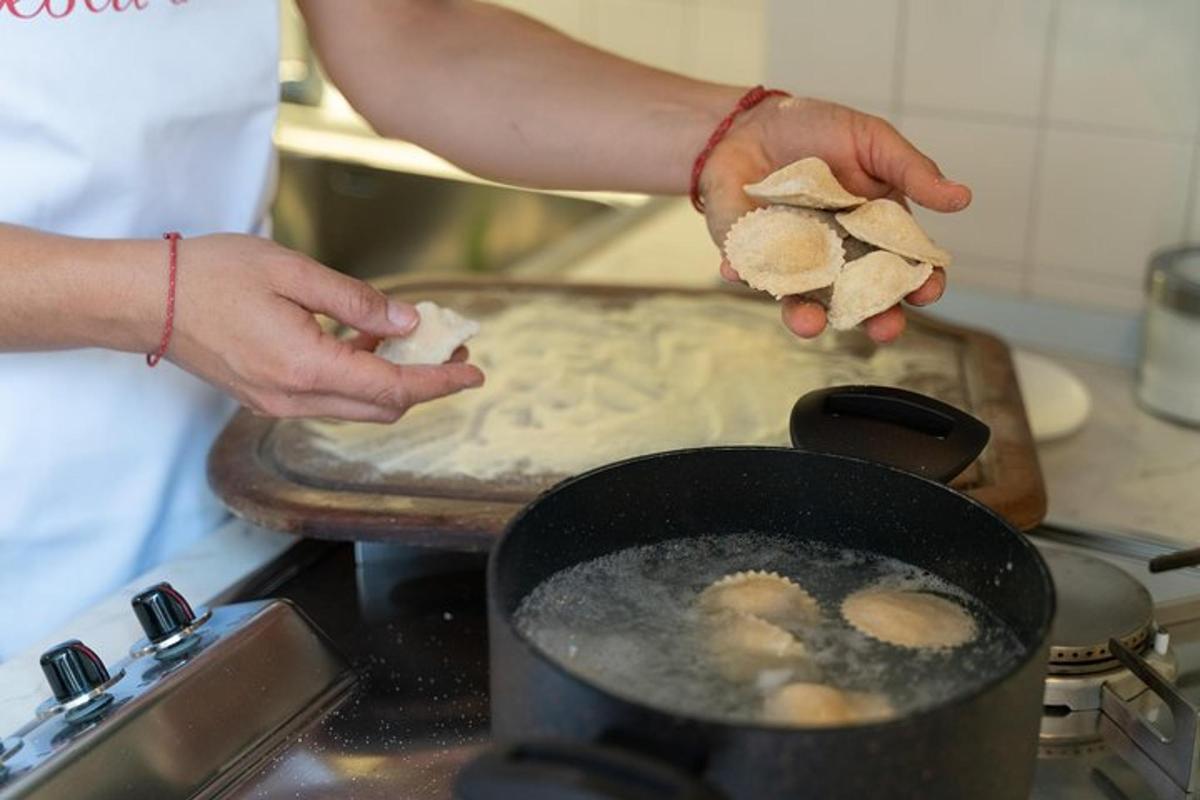 seseorang memasak makanan dalam panci di atas kompor