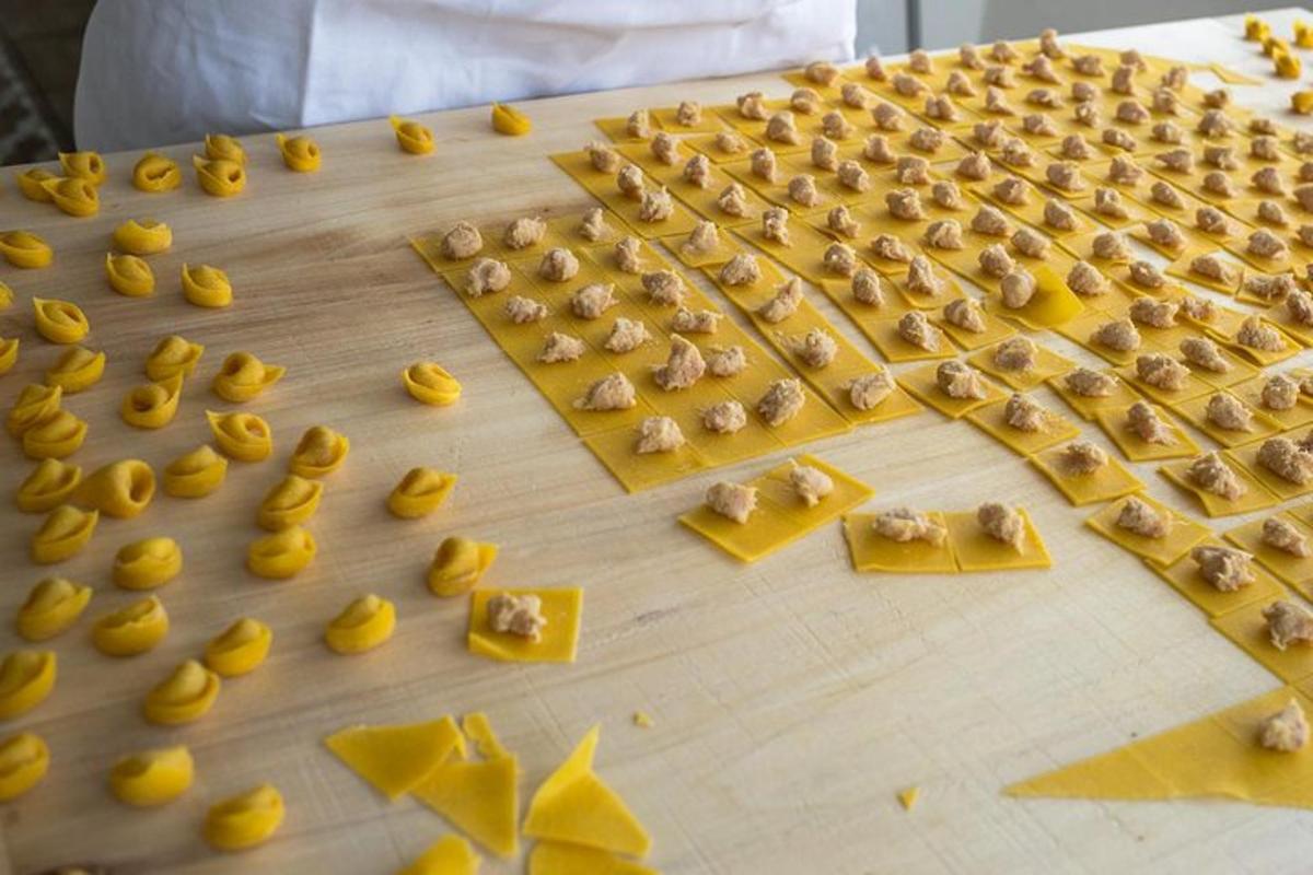 un tagliere pieno di formaggio e funghi su un tavolo
