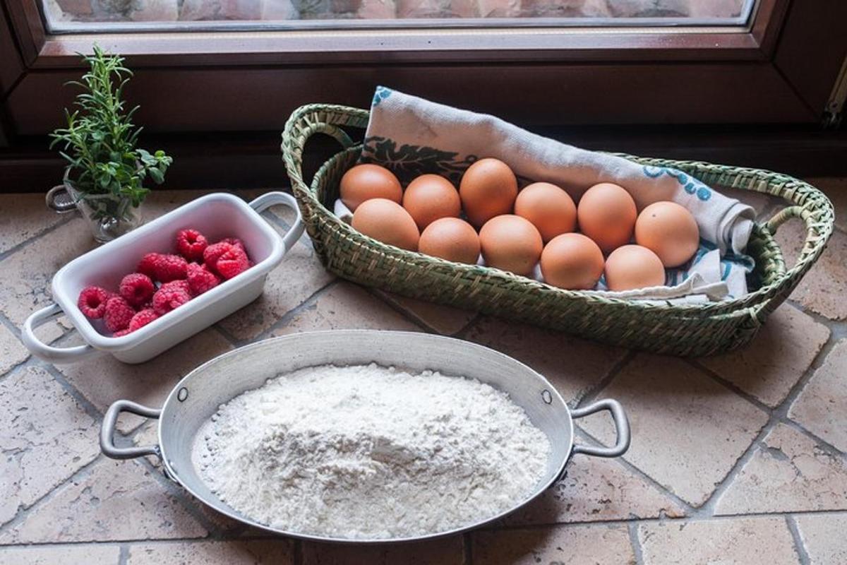 kaunter dengan telur dan strawberi dan semangkuk tepung