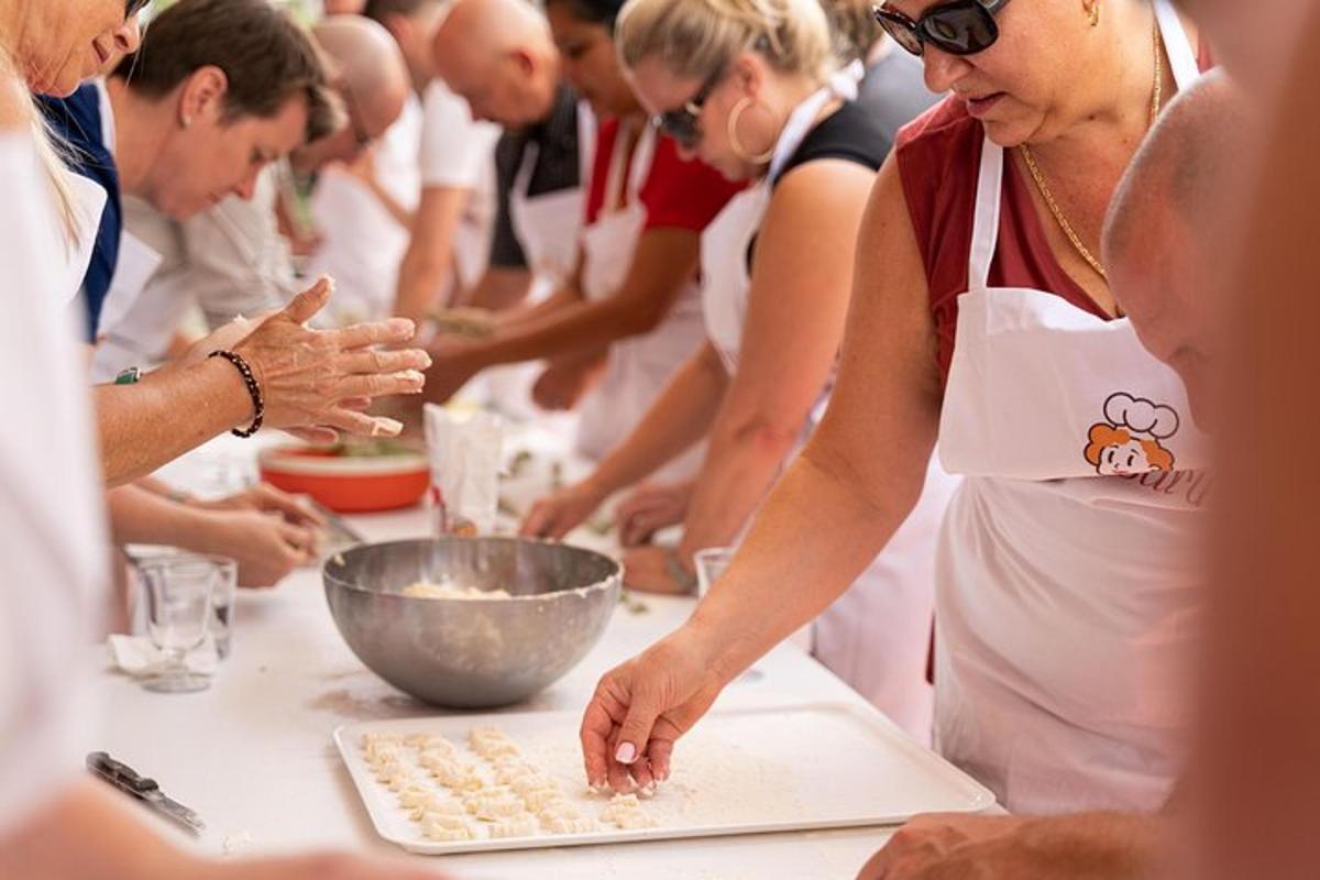 um grupo de pessoas em pé ao redor de uma mesa preparando comida