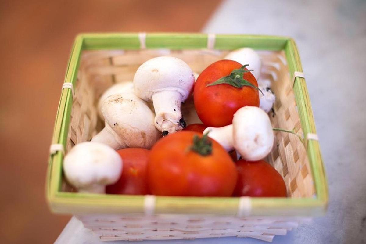 laual korv, mis on täidetud tomatite ja seentega