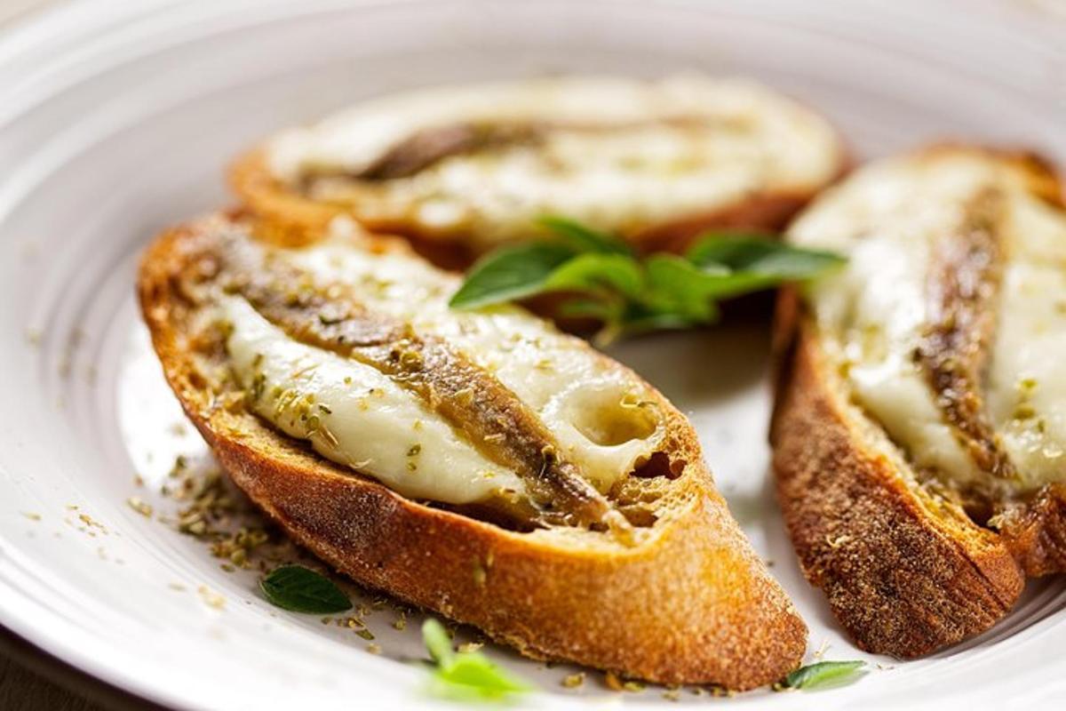 tres trossos de pa en un plat blanc