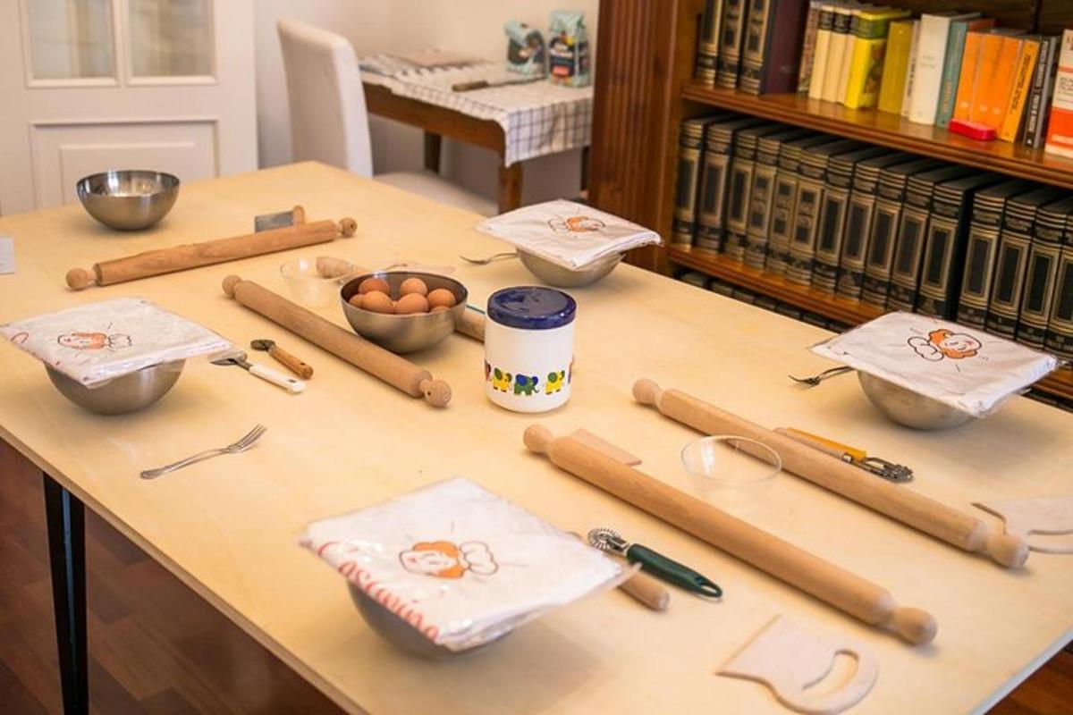 Una mesa con equipo de béisbol encima.