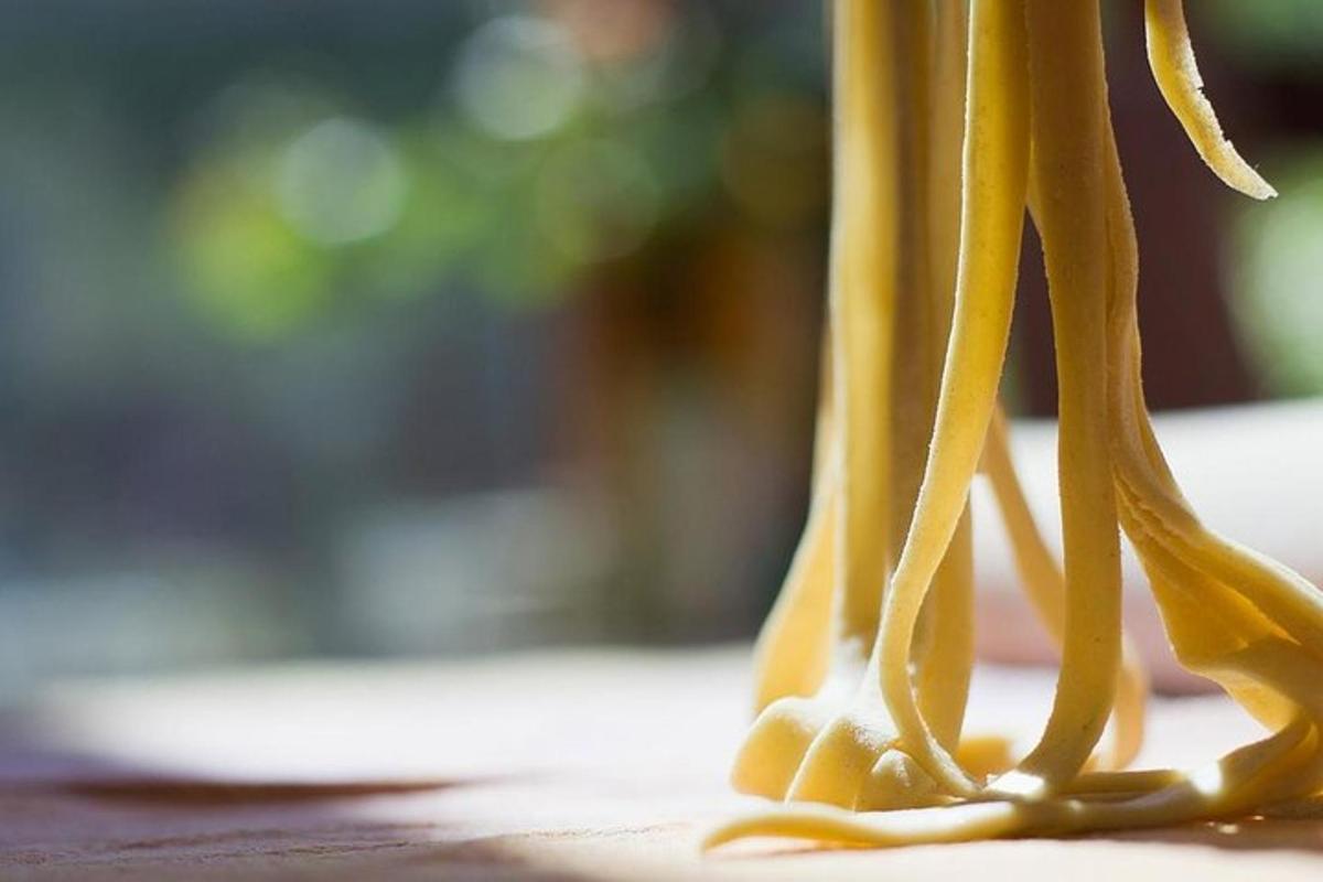 lähivõte hunnikust kollast pastast