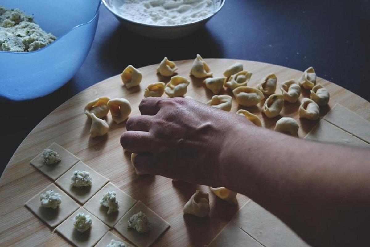 oseba pripravlja hrano na deski za rezanje