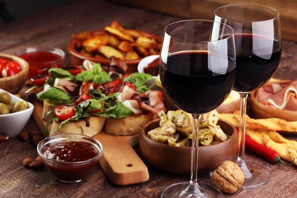una taula amb dues copes de vi i un plat de menjar