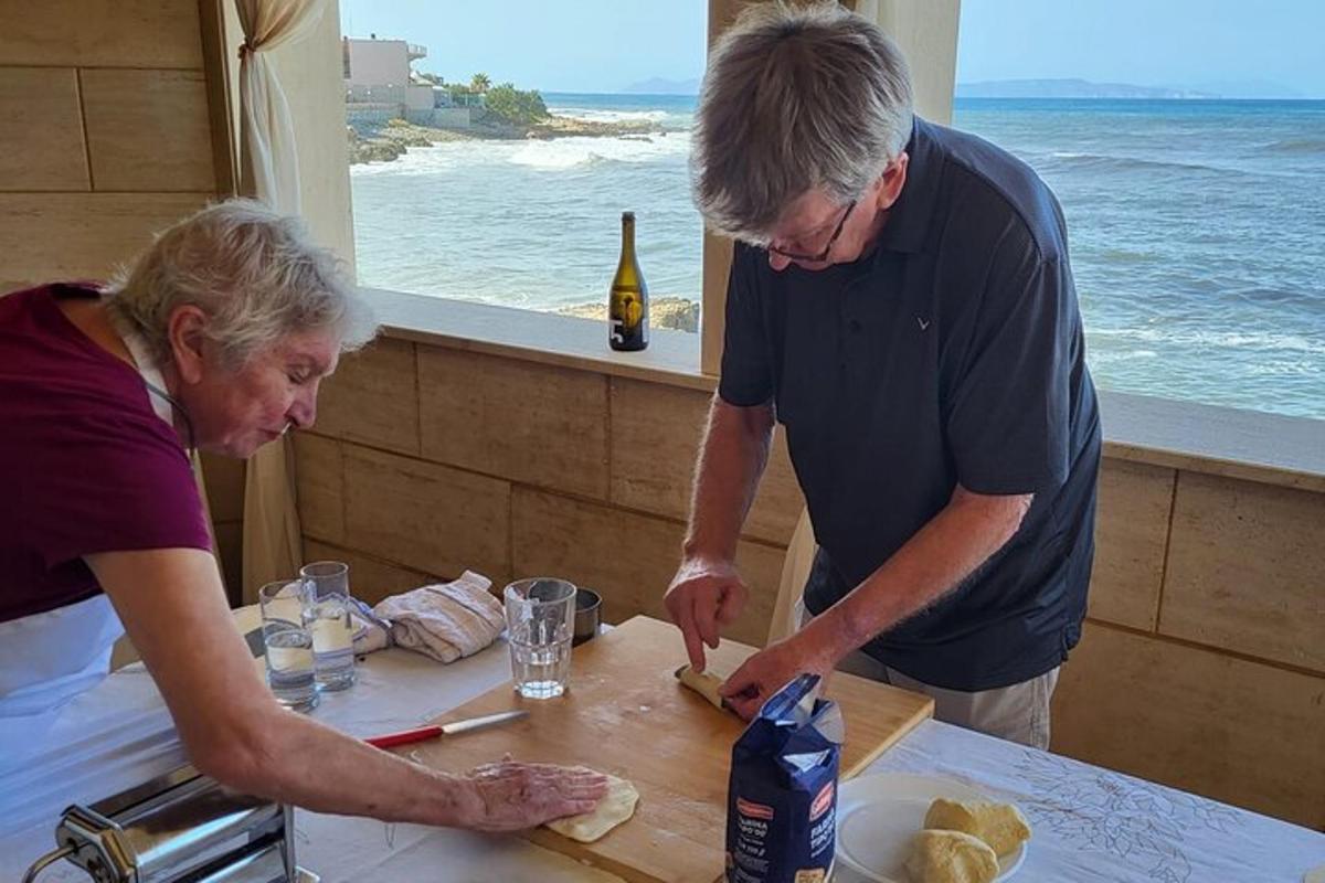 un home i una dona preparant menjar en un taulell