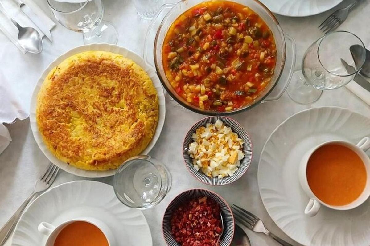 laud, mis on kaetud toidu ja jookidega