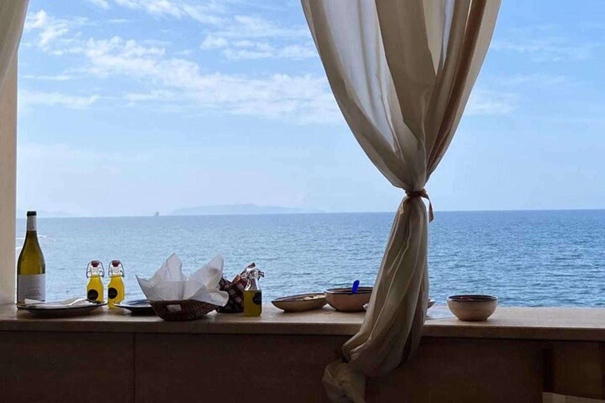 un tavolo con una finestra con vista sull'oceano
