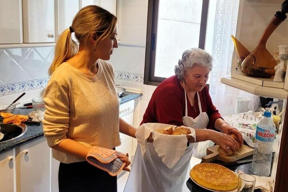 două femei stând într-o bucătărie pregătind mâncare