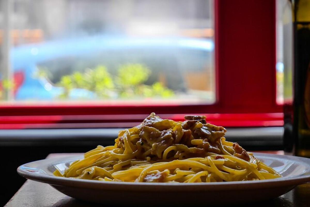un plat de pasta amb carn i salsa a la taula