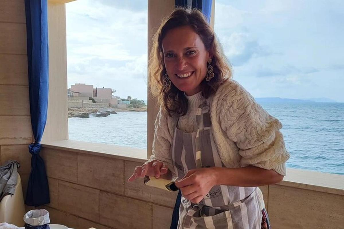 una dona dreta davant d'una finestra