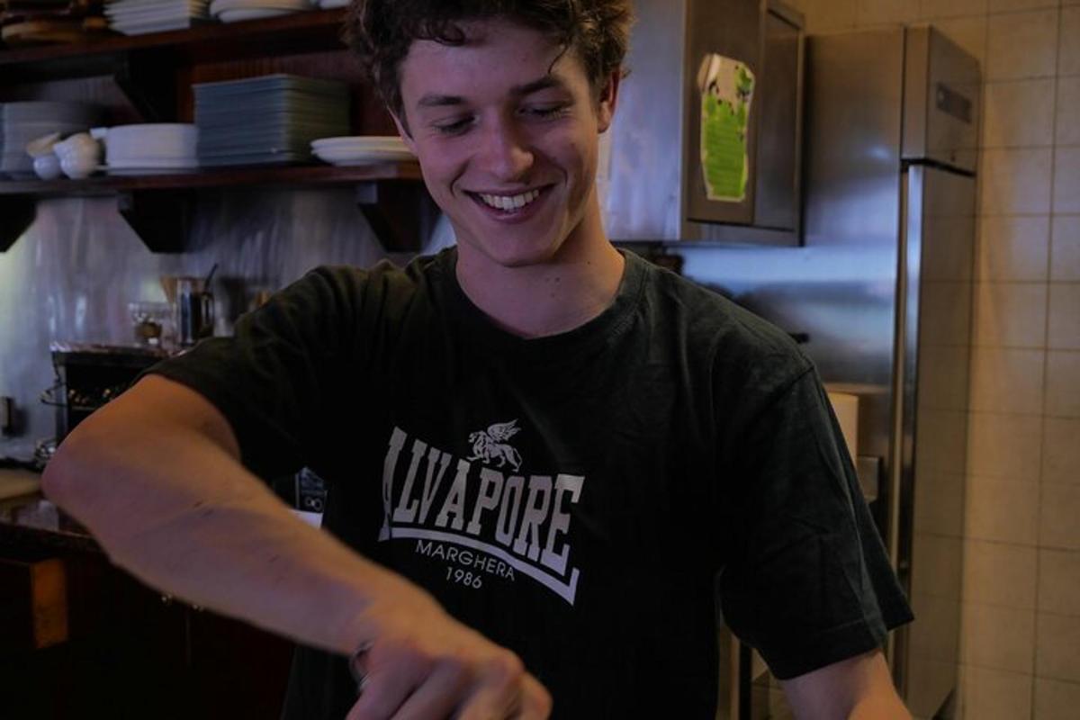 un giovane sorride in cucina