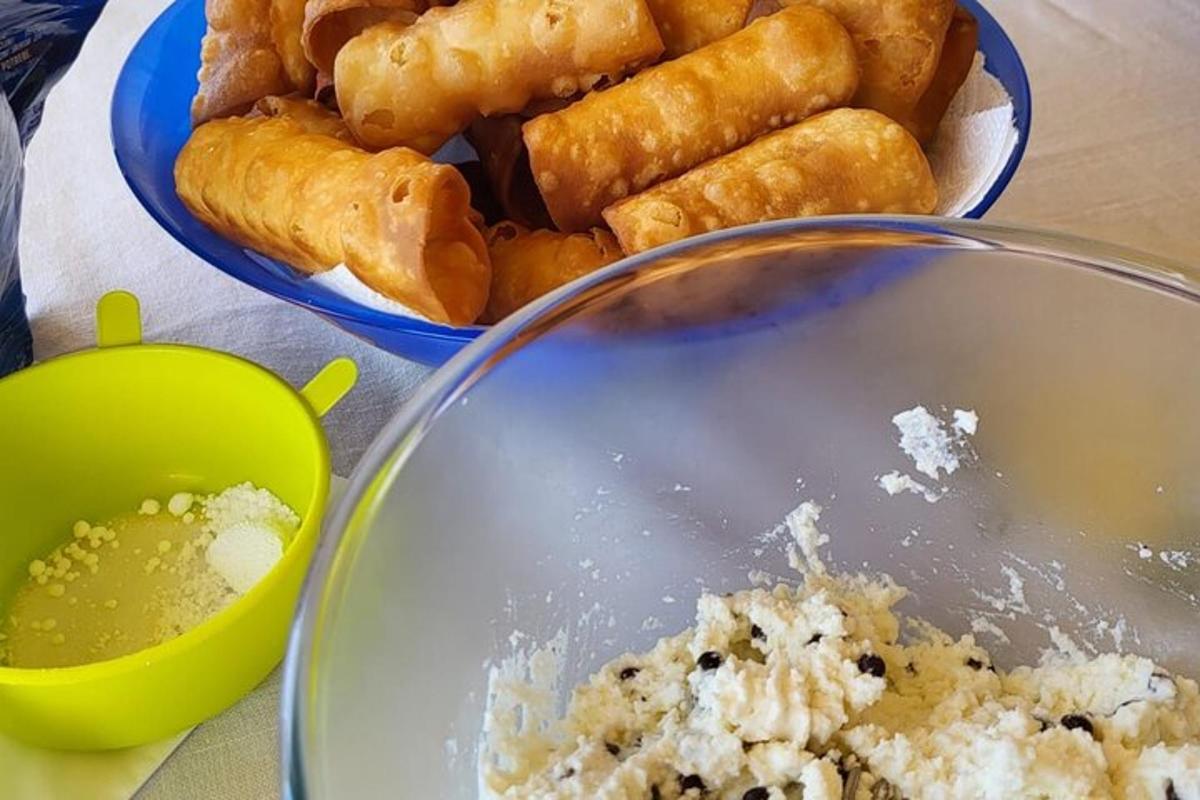 un tavolo con due ciotole di cibo e una ciotola di pane