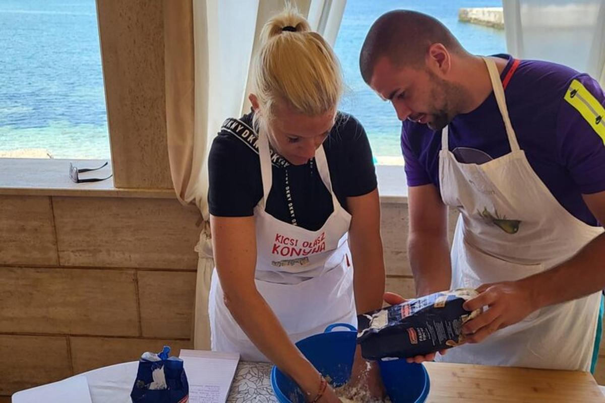 moški in ženska v predpasnikih pripravljata hrano