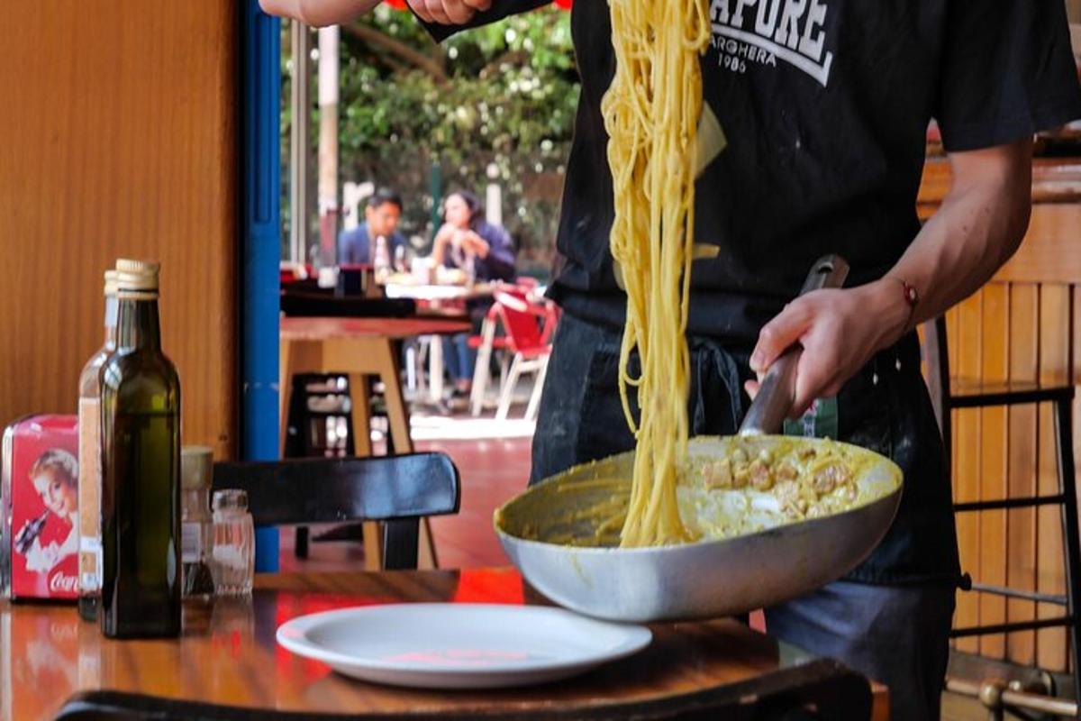 un uomo sta preparando una ciotola di spaghetti