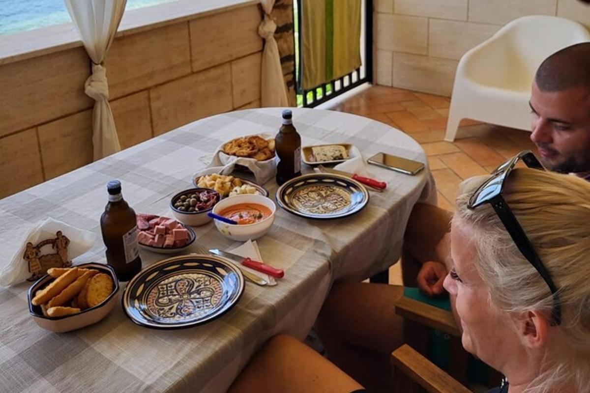 un uomo e una donna seduti a un tavolo con del cibo