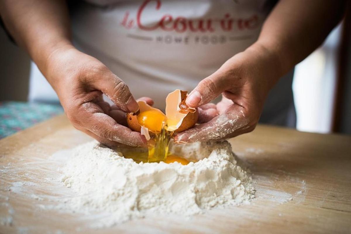 một người đang cắt trứng thành bột trên bàn
