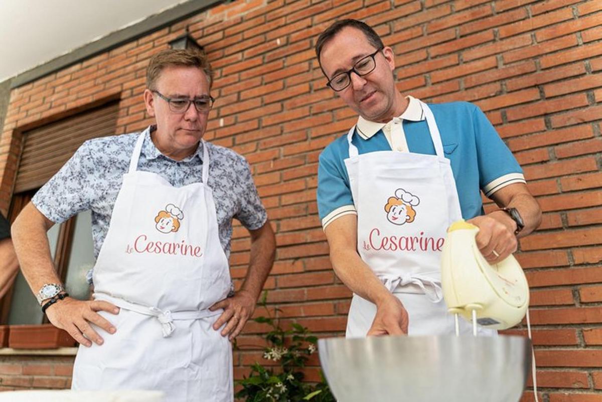 due uomini in grembiule sono in piedi accanto a un tavolo