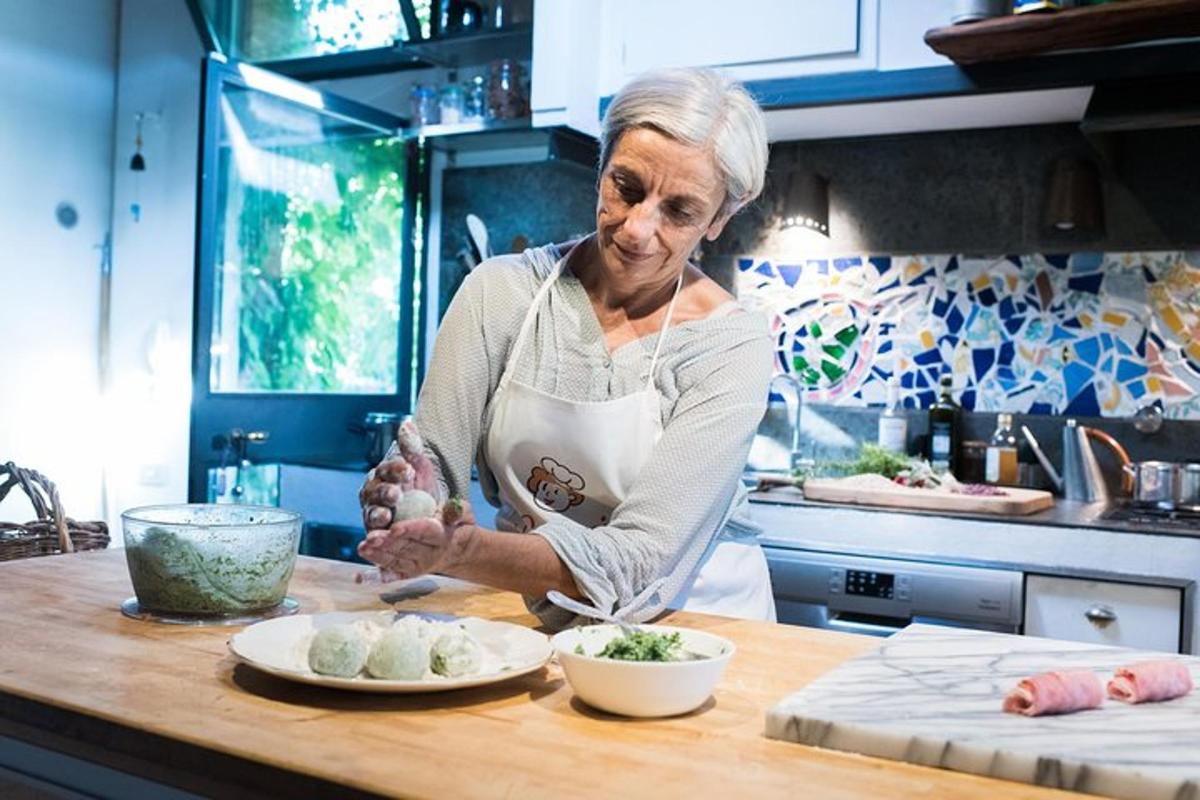 una donna in piedi in cucina che prepara il cibo