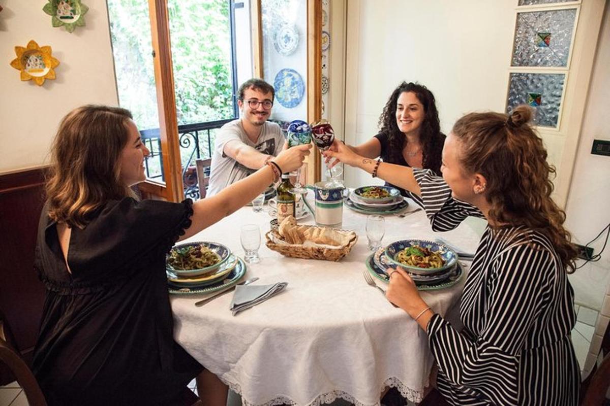 un gruppo di persone sedute attorno a un tavolo che bevono vino