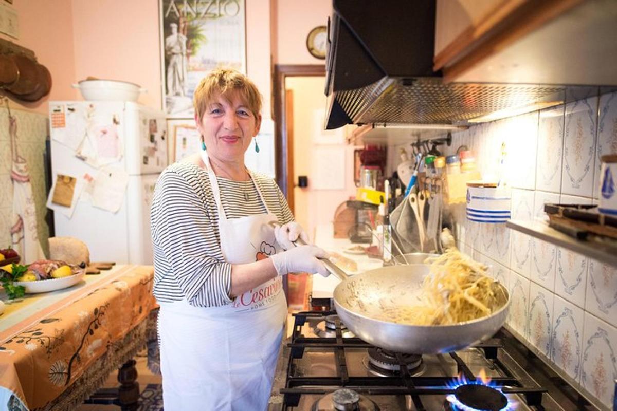 kona í eldhúsi að útbúa mat í wok-pönnu