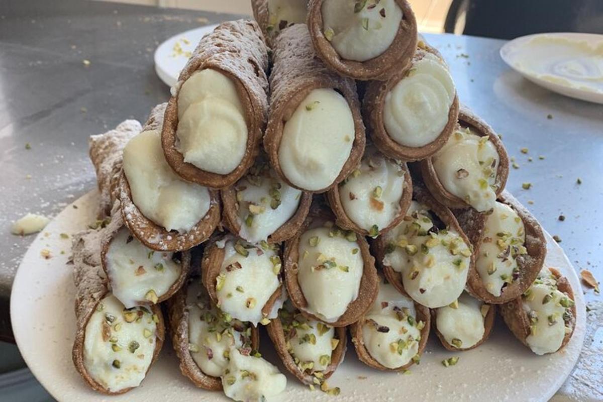 un piatto con una pila di cibo su un tavolo