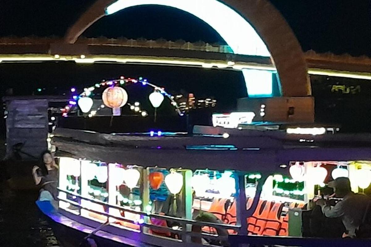 Una vista de un restaurante por la noche con luces.