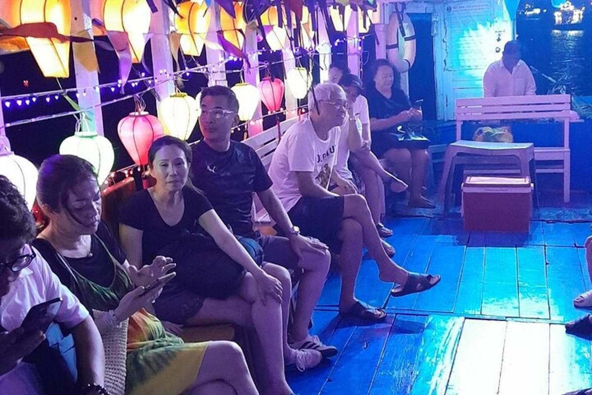 Un grupo de personas sentadas en un banco en una habitación.