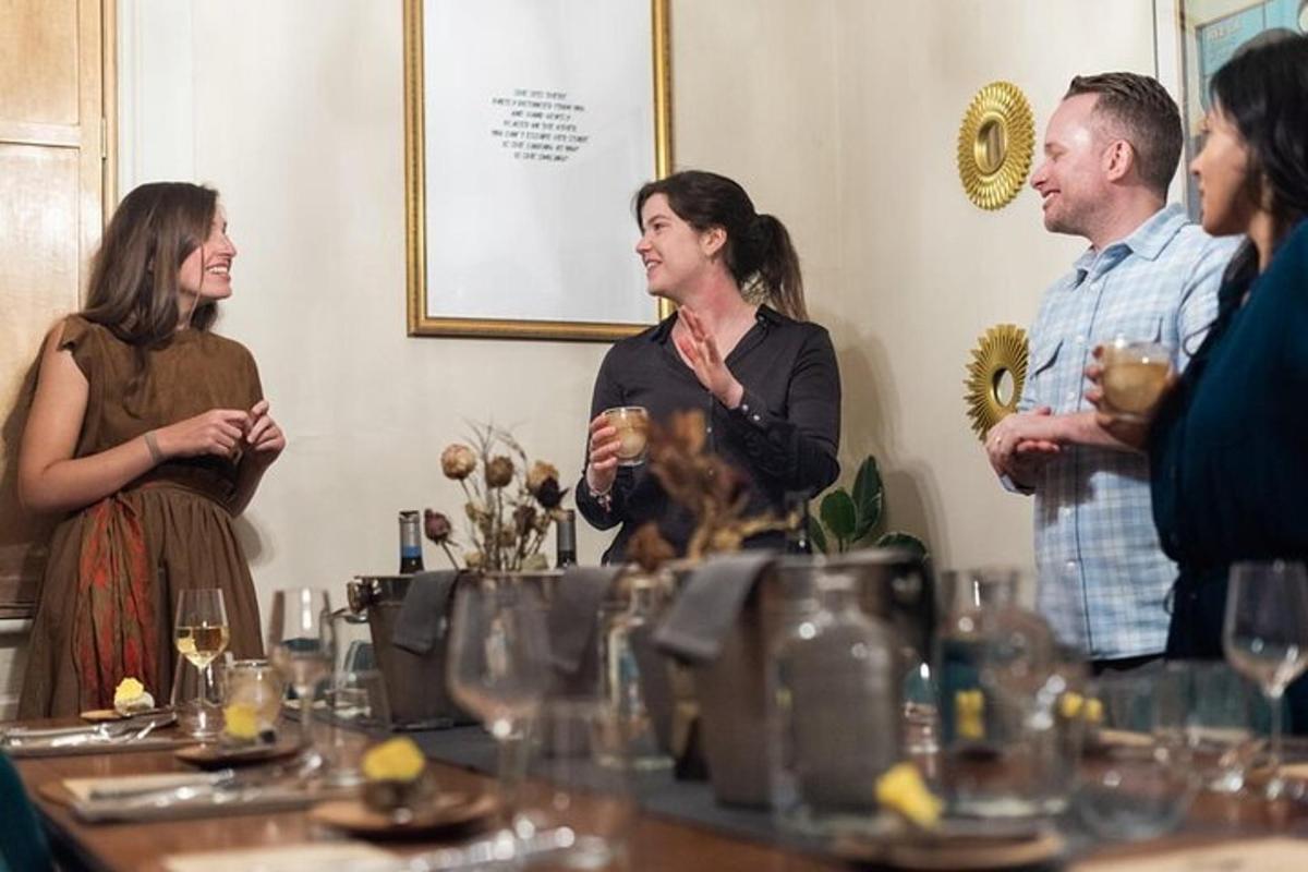 een groep mensen die rond een tafel staan