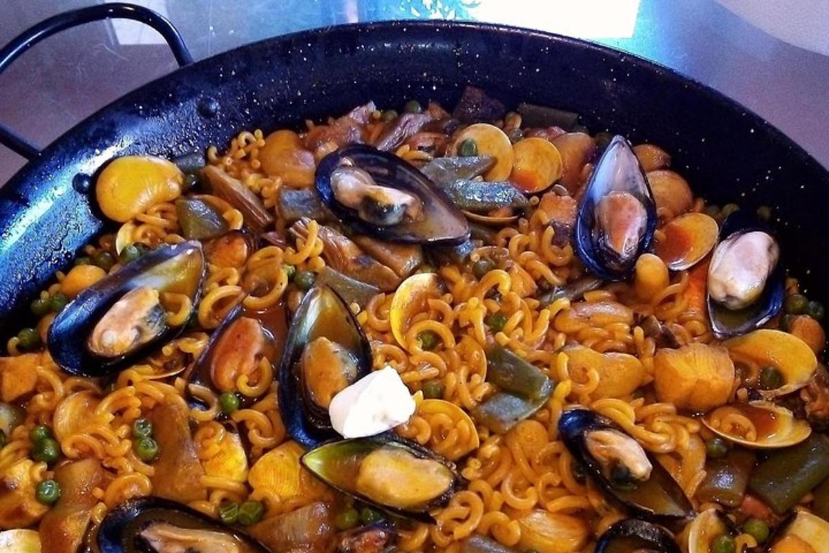 kuali pasta dengan kerang dan makanan lain