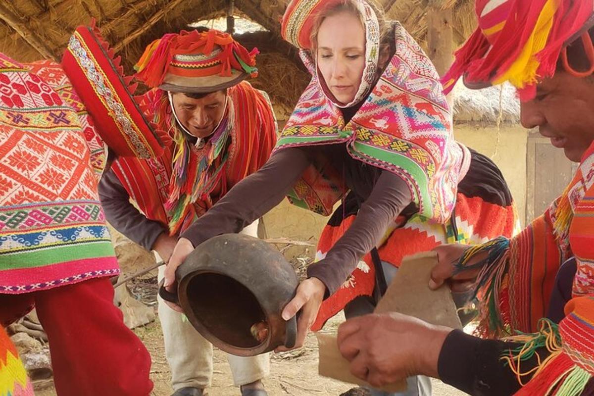 un grup de persones juga amb una olla