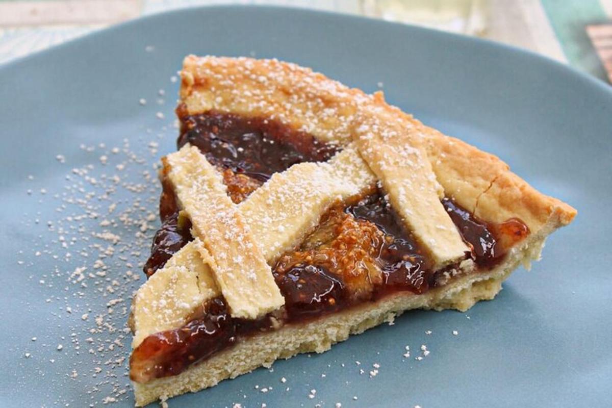 egy darab pite kereszttel egy kék tányéron