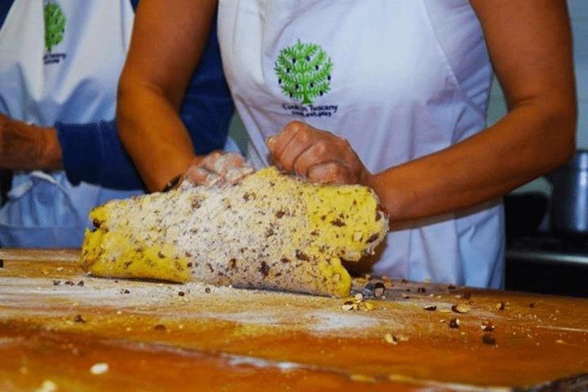 seseorang membuat sebuku roti di atas meja