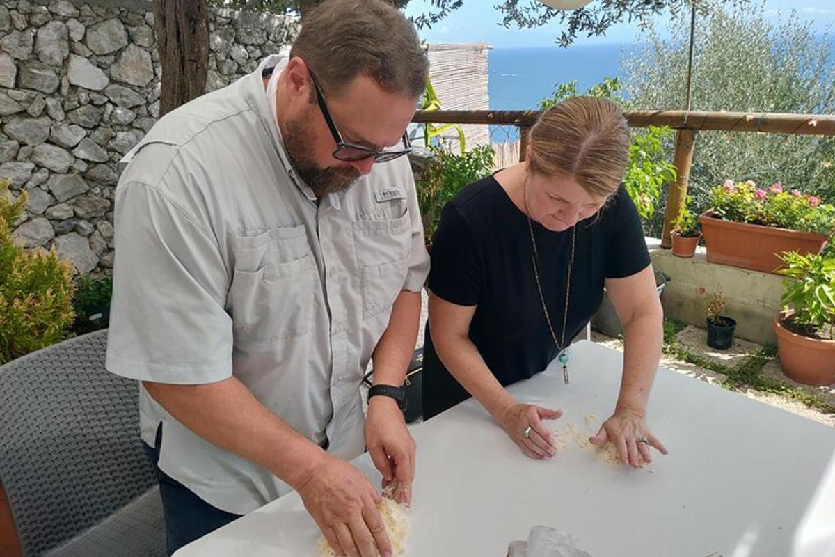 Un hombre y una mujer preparando comida en una mesa.