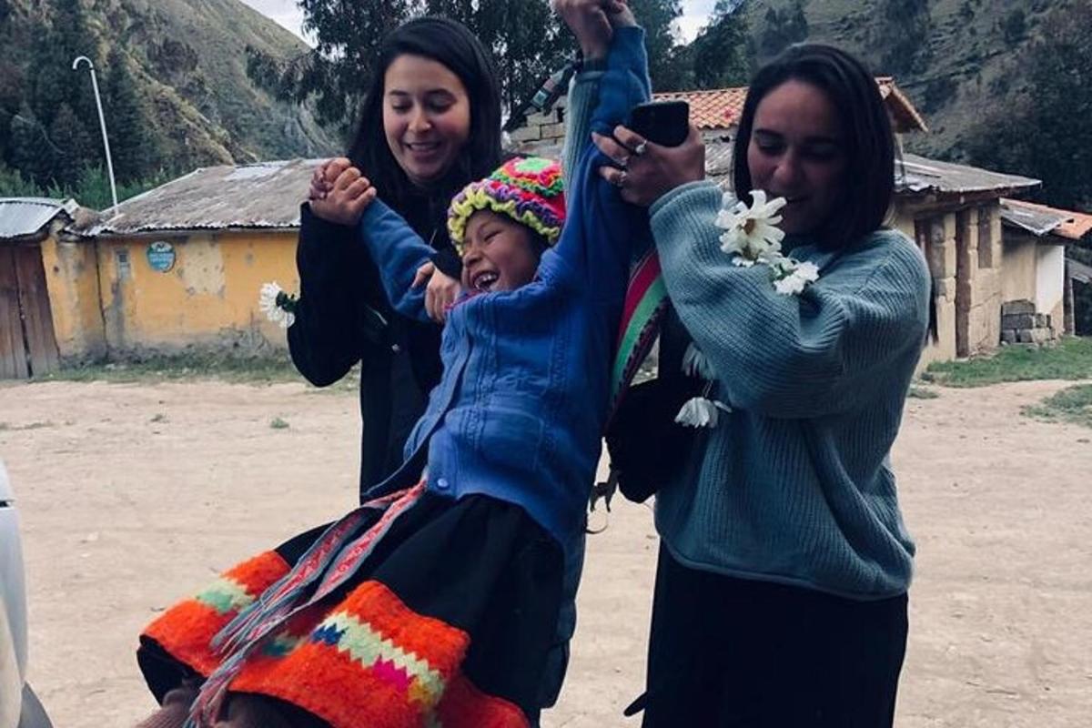 un grup de tres dones fent una foto d'un nen