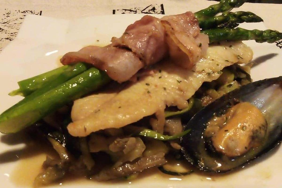 sepinggan makanan dengan daging dan asparagus