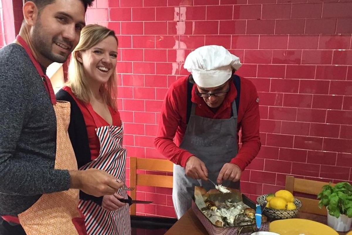 un uomo e una donna che preparano il cibo in cucina