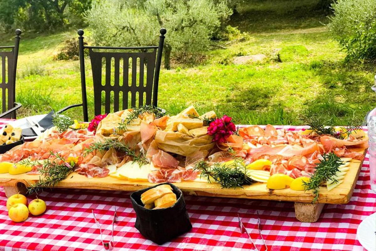un piatto di cibo su un tavolo da picnic