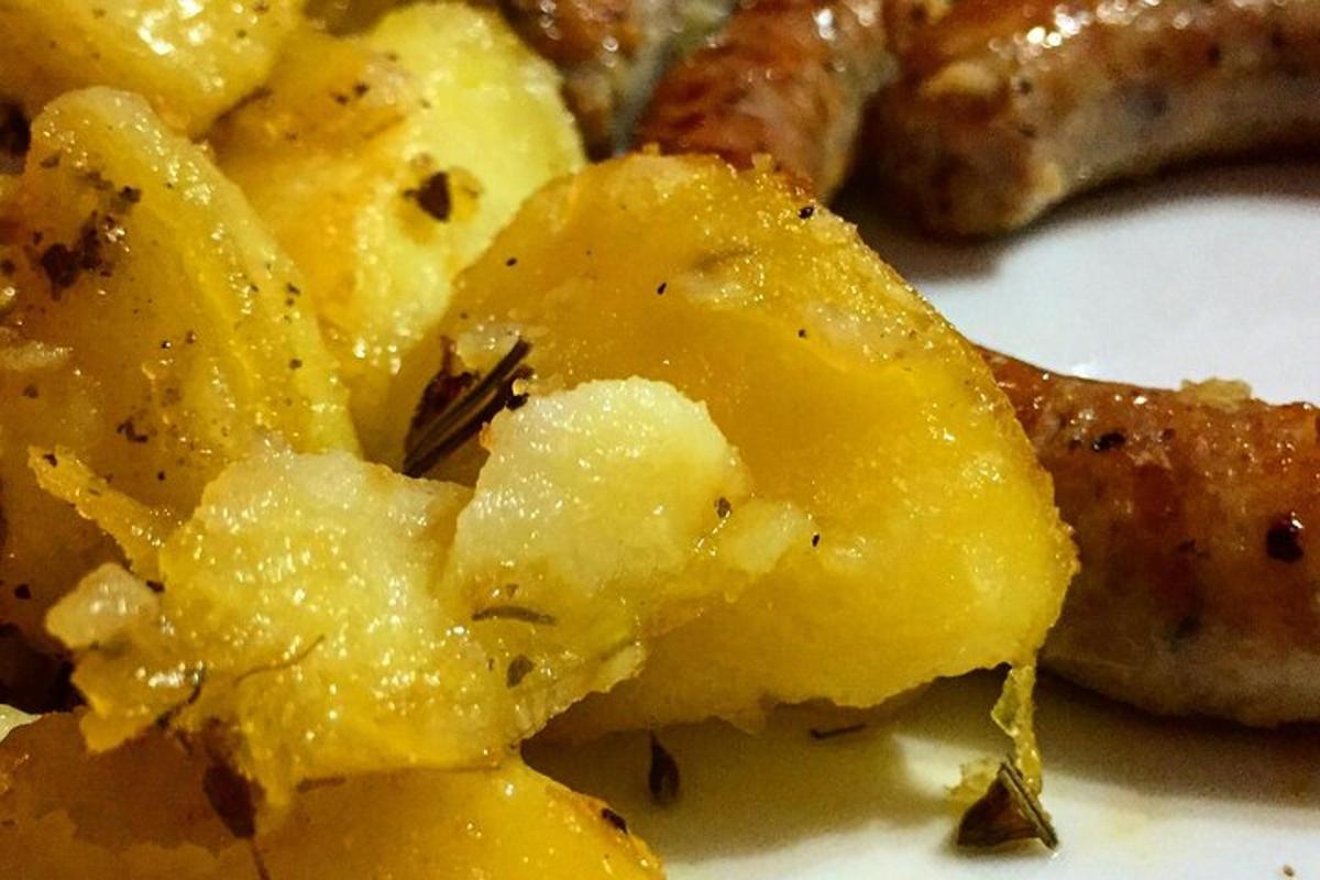 una pila di cibo giallo su un piatto bianco