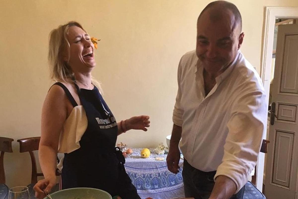 seorang lelaki dan seorang wanita berdiri di dapur menyediakan makanan
