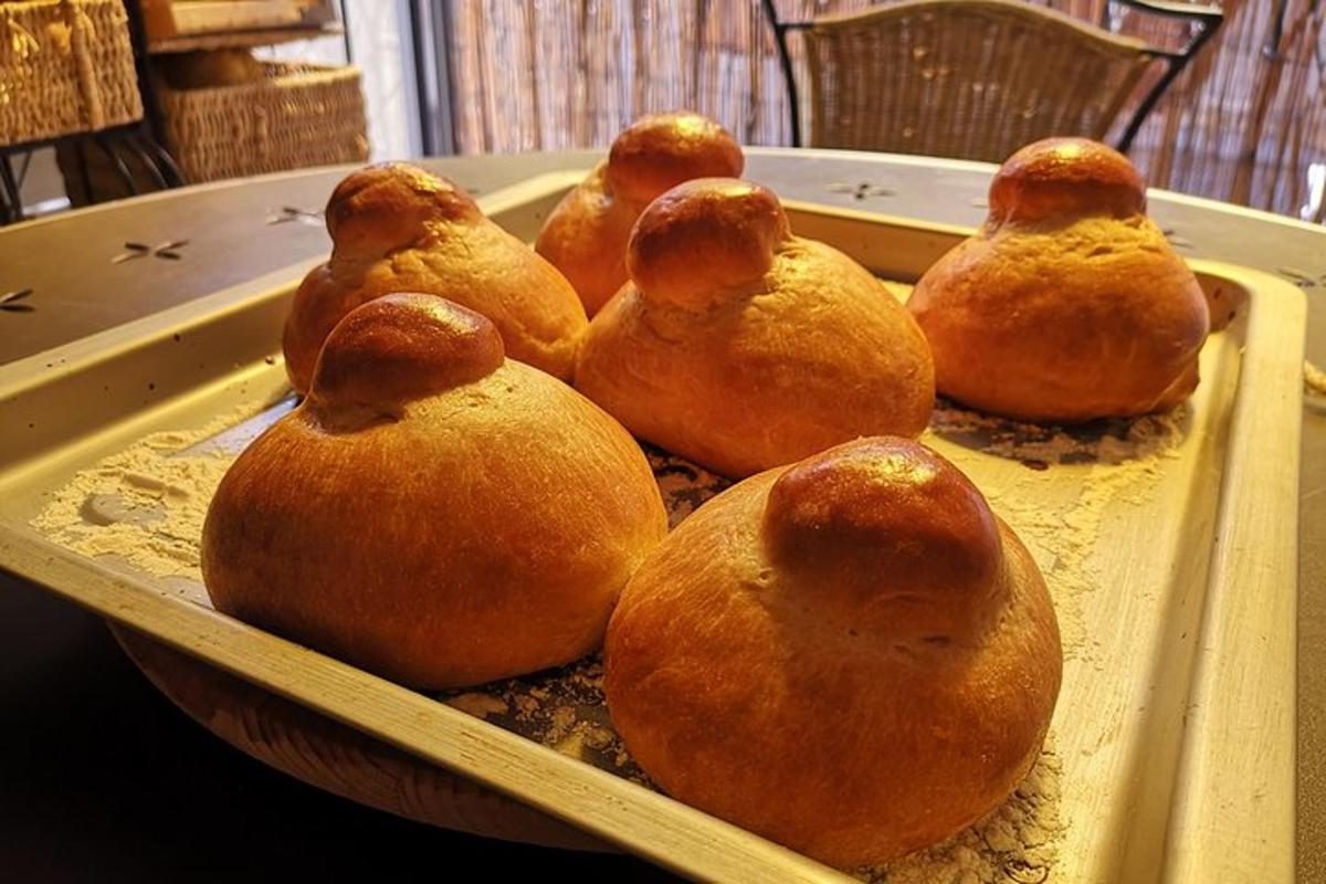 eine Gruppe von Brötchen in einem Tablett auf einem Tisch