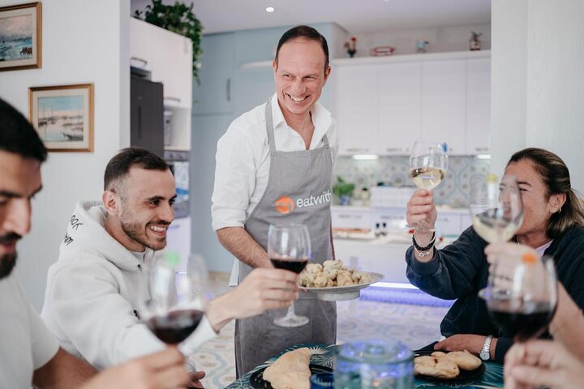 um grupo de pessoas segurando taças de vinho