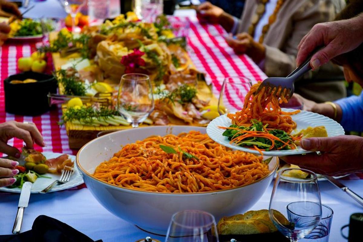 et bord med en bolle med pasta og en bolle med mat