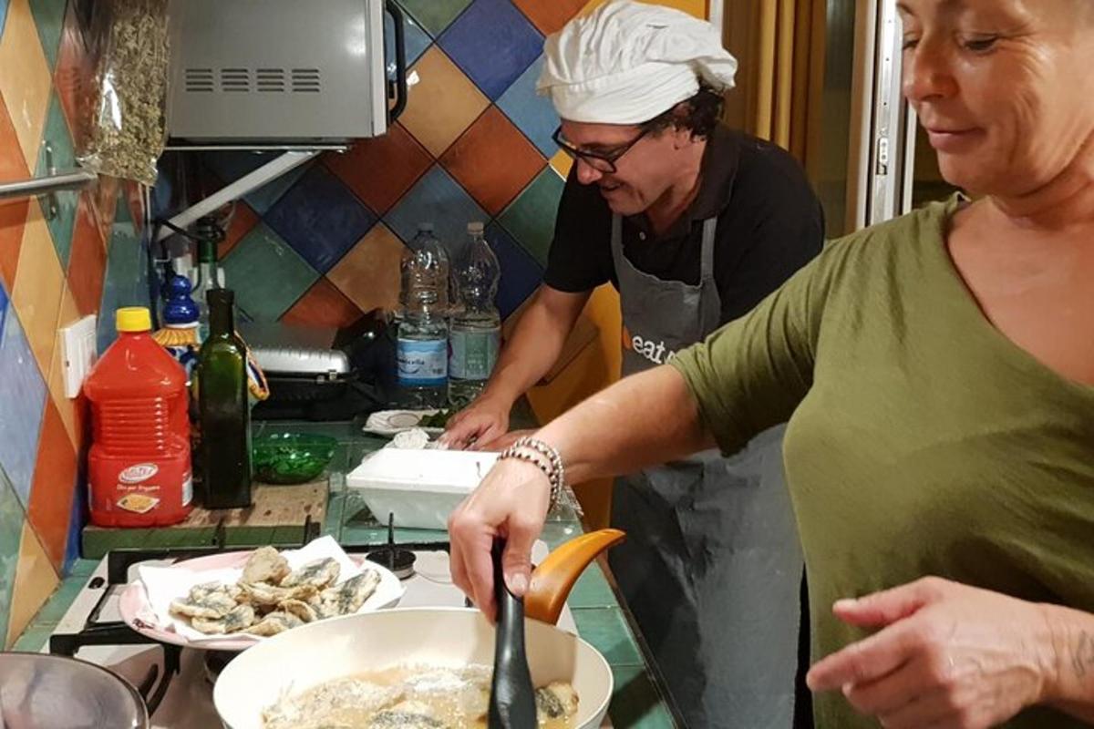 мушкарац и жена припремају храну у кухињи