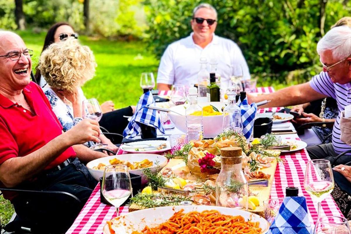 en gruppe mennesker som sitter rundt et bord med mat